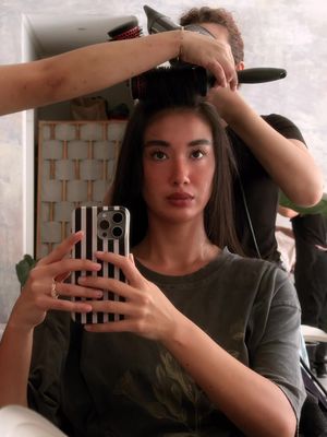 I’ve always had super long layered cuts. But this has become a favorite! One length over all + curtain bangs. So classy! 🤍