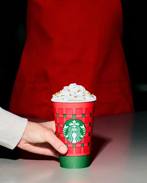 your festive faves are back: Caramel Brûlé Latte Sugar Cookie Oat Latte Peppermint Mocha and don't worry… Cran-Merry Refreshers and Iced Gingerbread Oat Chai are here for the holidays too 🎄 - c’est l’heeeeeure ✨ vos favoris des Fêtes sont de retour : Latte au caramel brûlé Latte biscuit au sucre et boisson à l’avoine Moka à la menthe poivrée et ne vous inquiétez pas… les boissons Refreshers canneberge et orange et le chai glacé pain d’épices et boisson à l’avoine sont également offerts pendant les Fêtes 🎄