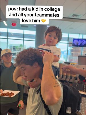 baby G loves those shoulder rides 🤌🏼 #uofa #arizonabaseball #pov #uncs #babyG 