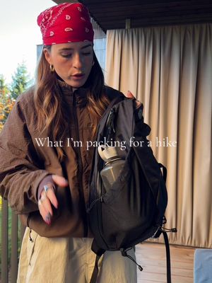 What I’m packing in my bag for a hike  #dolomitesitaly #dolomites #dolomitesroadtrip #hikingoutfit 