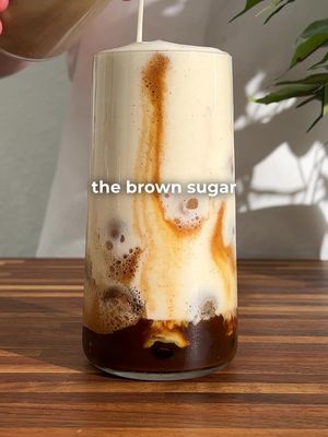 Brown Sugar Cinnamon Cloud 🤎  Recipe: - froth up: * double shot of espresso * 1 tsp of brown sugar * 1/4 tsp of cinnamon powder - add to a glass with ice cubes - create your cinnamon foam: * 4 oz/ 120 ml of milk of choice (barista oat milk for me) * 1/2 tsp of cinnamon powder  * optional half oz/ 15 ml of syrup of your choice or a bit of vanilla extract - pour your cinnamon foam on top That’s it. Enjoy! 😁 #icedcoffee #icedlatte #coffeerecipe 