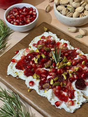 Spread joy this season… preferably with Boar's Head® Chèvre Goat Cheese!  👉 1 package of Boar's Head® Chèvre Goat Cheese 👉 2 tablespoons of cranberry sauce 👉 1 tablespoon of pomegranates 👉 1 tablespoon chopped pistachios 👉 Hot honey, for drizzling 👉 Fresh rosemary, for garnish #BoarsHead #Foodie #Deli #ThanksgivingAppetizer #WhippedGoatCheese 