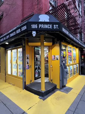 Stepping into SoHo News International feels like entering fashion heaven. From rare indie mags to the latest international issues, this corner store at 186 Prince Street is a go-to for fashion lovers who want to stay ahead of the trends. A true NYC gem! #nycfashion #sohonyc 