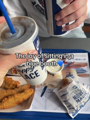 Nothing beats sitting in a blue booth with your friends!💙 #CheeseandMac #Culvers #ChickenTenders 