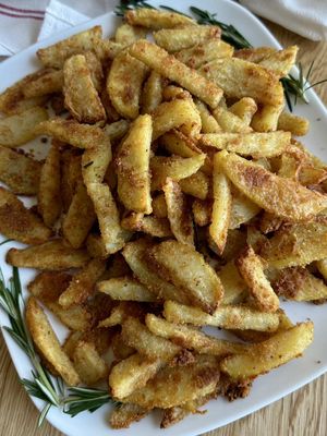 Oven-Baked Crispy Potatoes 🇮🇹🥔 These oven-baked crispy potatoes are golden on the outside and soft on the inside. The perfect Italian side dish for the holidays or any family dinner. These roasted potatoes always come out crispy and are sure to be a hit. AD| Made with @Bono Extra Virgin Olive Oil helps achieve that perfect golden crunch ideal for these Italian-style crispy potatoes✨  Ingredients: 3 lbs Yukon gold potatoes 1/2 cup grated Parmigiano Reggiano 1/2 cup breadcrumbs Bono Extra Virgin Olive Oil Fresh rosemary Salt and black pepper to taste Instructions: 1. Preheat the oven to 400°F and line two baking trays with parchment paper. 2. Cut the potatoes into wedges and boil for about 6 minutes. Drain well. 3. In a large bowl, toss the potatoes with Bono Extra Virgin Olive Oil, salt, pepper, rosemary, breadcrumbs, and Parmigiano Reggiano until evenly coated. 4. Spread the potatoes evenly on the baking trays and drizzle some more Bono Extra Virgin Olive oil. 5. Bake for about 1 hour, alternating the trays between the top and bottom racks for even crisping. 6. Roast until golden and crispy! #potato #EasyRecipe #fyp 