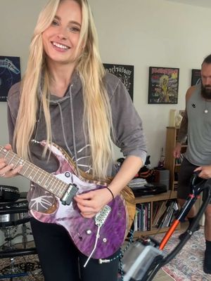 The reality of practising at home! 🤣  Believe it or not, this is actually part of my practise routine! One of the things that gave me performance anxiety was the thought that something might go wrong and throw me off.. so I prepare for that! Before a gig I will always practise with distractions around me so I feel ready for anything when I play live 💪🏼 #guitarist #guitaristsofinstagram #reality #guitarpractice #mylife 