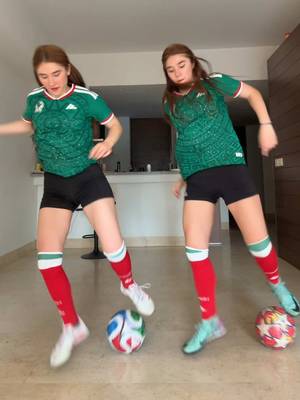 Coordinación de manos y pies jaja ⚽️🤯  #Twins #balón #football #soccergirl #mexicanas 