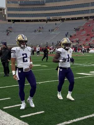 Getting loose. #GoHuskies #bigtenfootball #collegefootballtiktok 
