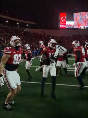 JUMP‼️ JUMP‼️ JUMP‼️ #Badgers #CollegeFootball #jumparound 