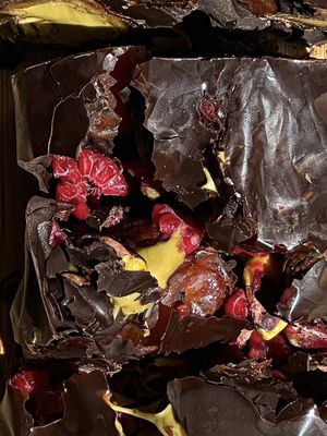 5 Ingredient Pistachio & Date Chocolate Bar 🍫 Welcome to five, five, five - a series where I’m sharing 5 ingredient recipes, 5 days a week, for 5 weeks! Recipe 1 kicks off with this no-bake vegan chocolate bar packed with juicy Medjool dates, my Pistachio Matcha Crema (made in collab with @Chef Joey D ), and a pop of fresh raspberries. It’s sweet, nutty, and ridiculously easy to make. ✨ Grab the full recipe off my website, link in my bio! #555 #5ingredientrecipes #EasyRecipes #nobakerecipe #veganrecipe @Pana Organic 
