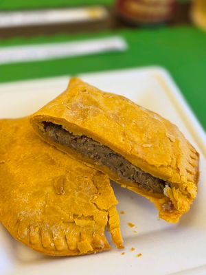 🌴 𝑰𝒔𝒍𝒂𝒏𝒅 𝑩𝒓𝒆𝒆𝒛𝒆 𝑱𝒂𝒎𝒂𝒊𝒄𝒂𝒏 𝑹𝒆𝒔𝒕𝒂𝒖𝒓𝒂𝒏𝒕 This Klein restaurant from owners Juanita and Junior Gil serves authentic, comforting Caribbean fare that's big on flavor. 🍖 @HoustonFoodFinder was invited to a menu tasting hosted by @NicksLocalEats featuring a variety of Jamaican patties, brown stew chicken, curry chicken, jerk pork ribs, rice and peas, Trini macaroni pie, fried chicken, and desserts including spiced bun and cheese and Jamaican black cake.  🇯🇲 Other specialties include West Indian-style wrap roti, curry goat, oxtail with baked beans, and more. ☀️ The restaurant also serves breakfast on Saturdays from 9 a.m. to noon featuring saltfish fritters, cornmeal porridge, ackee and saltfish, and callaloo and saltfish, all available with sides of hard dough bread, boiled green bananas, fried dumplings, and yams. 🥂 It carries numerous Caribbean sodas, plus it's B.Y.O.B. (we brought some @CityOrchardHTX seasonal hard ciders!) 📍18311 TC Jester 📝 @MadmanMario