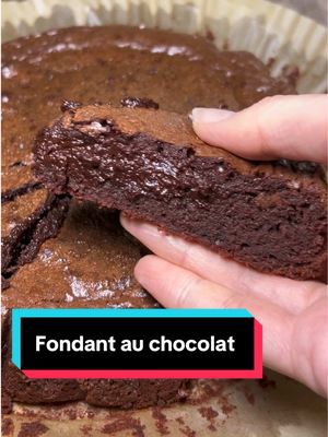 Fondant au chocolat mousseux Et toi, quelle est la texture parfaite du fondant au chocolat ? Ingrédients (pour un moule de 20 cm de diamètre)  - 200 g de chocolat noir (65–70 % cacao) - 120 g de beurre doux - 100 g de sucre cassonade - 40 g de sucre blanc - 4 œufs  - 40 g de farine - 1 c. à café de vanille liquide (facultatif) - 1 pincée de fleur de sel  Cuisson : Four préchauffé à 170 °C : 16 minutes Le bord doit être pris, le centre encore tremblotant.  Enjoy ❤️ #chocolate#chocolatecake#Recipe#pastry#tiktokfood