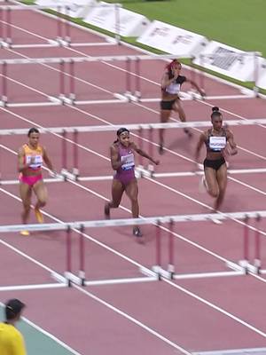 An act of remarkable conentration 🙇‍♀️ #DiamondLeague 💎 #track #hurdles