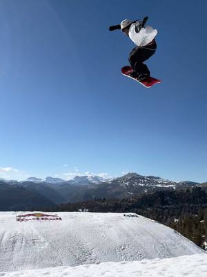 Zeb on the 100 footah! Still a mystery as to why my phone stopped recording as soon as @Zeb Powell touched down🤷🏻‍♂️ Great times tho! @Red Bull @Red Bull Canada @Burton Snowboards 