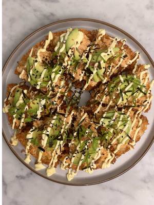 Normal sushi? No. Pizza sushi? Yes.🙂‍↕️ Golden, crispy sushi rice triangles topped with spicy tuna, avo, and all the good stuff. Perfect for meal prep or a fun dinner to share Recipe link in bio! (Go make it 😉)