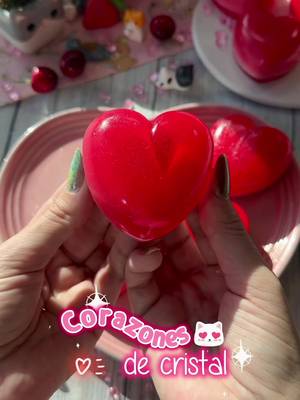 💎 CORAZONES DE CRISTAL 💖 @burpee_vet 💖 Muy poquitos ingredientes y un resultado así de bonito😍. Te enseño el paso a paso para que te quede así de perfecto. (Recuerda que los enlaces de los moldes los dejo en el canal de difusión ☺️) 💖INGREDIENTES Capa interior ➖ 250 gr de queso crema ➖ 100 ml de leche ➖ 1 sobre gelatina fresa  Capa exterior  ➖ 20 gr de gelatina neutra + 50 ml de agua fría ➖ 400 ml de agua ➖ 1 sobre de gelatina de frambuesa 💖 Mezcla los ingredientes de la capa interna 💖 Vierte en el molde y deja en la nevera 1 hora. 💖 Mezcla y calienta los ingredientes de la capa externa y deja que enfríe un poco 💖 Despega los bordes del molde de forma que cuando le añadamos la capa externa, la interna flote 💖 Deja en la nevera 3-4 horas #tiktokespaña #cocinaentiktok #Receta 