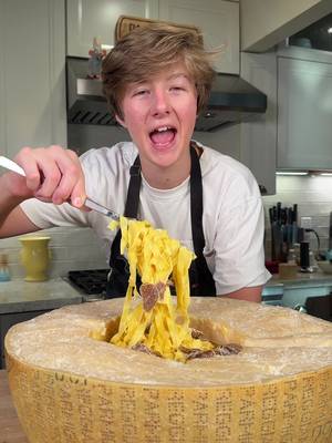 Pasta in a wheel of Parmigiano Reggiano 