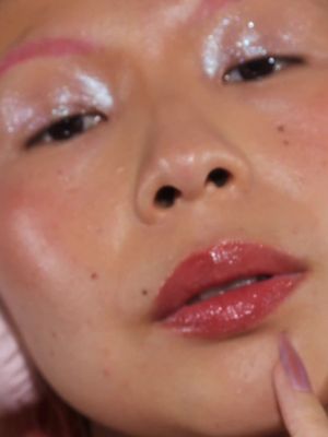 If you have textured/mature eyelids, I think @Half Magic by Donni Davy sparkle puff* is that girl. The particles are so fine…I did about 5 layers n it’s still so smooth! It gives this sequined/wet look effect. You know a sparkly eyeshadow that you can layer on layers and not get chunky or bunched up on the eyelids?#s#sparklyeyessparklyeyeshadow