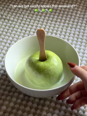 we have (frollies) candy apples at home 😏 #candyapple #falldesserts #apples #greenapple #icepop 