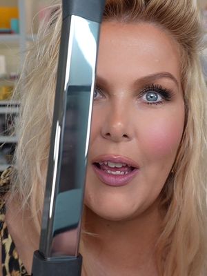 A SQUARE CURLER!? don’t forget to vote daily for me in the TikTok awards …  #chopstickstyler #hairtok #hairtutorial 