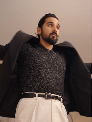 Every detail counts, even the ones no one sees. Today it’s a black blazer, a v-neck sweater with white edges, and white trousers, a mix of timeless elegance and modern flair. The cowboy-style belt adds personality without breaking the harmony, and the Italian shoes with silver touches bring subtle sophistication. Vintage Omega watch, Aventus fragrance, and black sunglasses to complete the look. Black, white, and silver a smart casual refined with character. Masculine style isn’t improvised. It’s built, piece by piece. #suitstyle #asmr #grwm #modamasculina #menssuits   