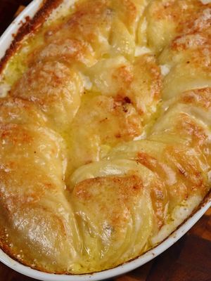 Potatoes Dauphinoise One of my favorite things to make this time of year - especially for Thanksgiving. Potatoes, butter, herbs, and cream come together into something simple but unreal. What I love about it is how easy it actually is - it just takes a bit of patience. You only need a few ingredients, and it works as both an appetizer or side, since it pairs with almost anything. Potatoes Dauphinoise Creamy potato recipe Thanksgiving side dishes Holiday comfort food Easy potato recipe Potato gratin #potatoes #thanksgivingrecipes #holidayrecipes #gratin #EasyRecipes 