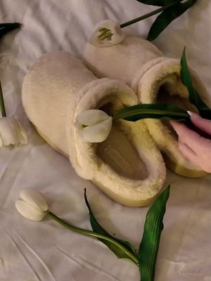 Treat yourself to something cozzzy,something lasting,something complete.Because comfort never ghosts you. 🌷☁️ Video by @chloe | uk ugc creator ✨🖤  #CrocsUk #ComeAsYouAre #singlesday #giftidea #comfort 