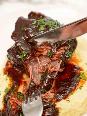 My fall off the bone TENDER Braised Beef Short Ribs will be the star of the show this holiday season! I love making this on colder nights for the ultimate hearty comfort meal! https://cjeatsrecipes.com/braised-short-ribs/ #cjeatsrecipes #EasyRecipes #braisedbeefshortribs #shortribs #braisedshortribs