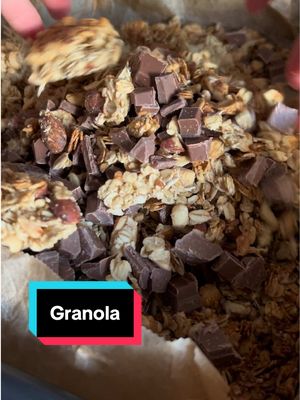 Granola 🍃 Pour environ 700g de Granola :  - 400g de flocons d’avoine (gros c’est encore mieux)  - 200g de fruits secs (non salés) de ton choix : noisettes, amandes, bois de pécan, graines de courge… - 1 CAS de beurre de cacahuètes (100% cacahuète) - 4 CAS d’huile de noisette grillée - 3 CAS de sirop d’érable  - 1 CAS de miel liquide - Fleur de sel  Bien tasser dans le plat avant de mettre en cuisson. Cuisson au Air fryer : 15 min à 155 degrés, on mélange grossièrement puis 3 min toujours à 155 degrés.  Cuisson au four : 20 min à 170 degrés (à surveiller)  On laisse refroidir, on ajoute environ 70g de chocolat (pépites ou chunks) et d’autres fruits secs : cranberry, raisins secs, banane séchée, copeaux de noix de coco… etc Enjoy ❤️ #granola#chocolate#healthyrecipes#recipes 