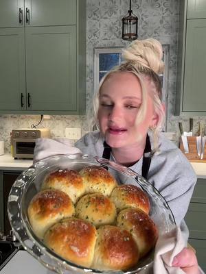 How to make fluffy dinner rolls with a roasted garlic and herb butter, perfect for this Holiday season 🧄🍞