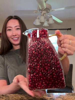 Why do pomegranates have to be my favorite fruitttt 🥲 it’s one of the most time consuming fruits to peel #pomegranate #pomegranateseason #pomegranategirl #peelingpomegranates 
