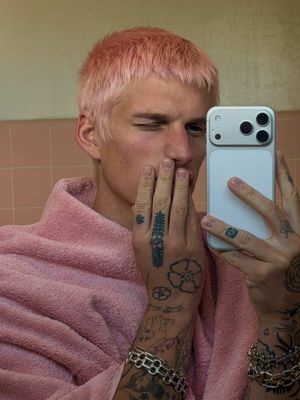 I can’t unsee it #pinkhair 