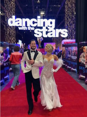 Vote to get us in the semi finals!!! Happy bday DWTS 👏🏻 @Val #dwts 
