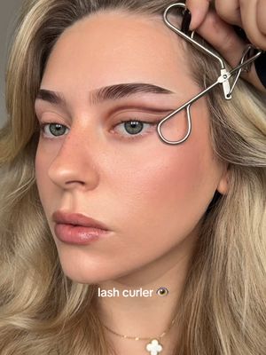 two eyeshadow hacks: lash curler VS scissors, which looks better? 💋  products: @Natasha Denona Eye Sculpt Texture and Tone Eyeshadow Palette: Dramatic @L'Oréal Paris UK paradise big deal mascara in black  @Makeup By Mario E6 dual ended eyeshadow brush  #makeup #makeuphacks #eyeshadowtutorial #beautyhacks #begginermakeup 