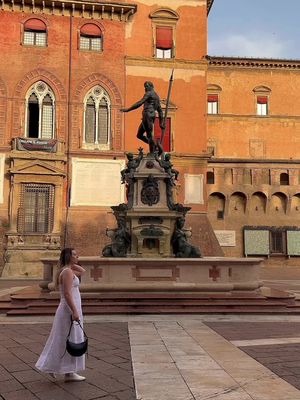 ✨ 20 days of Italy that feel slow and unforgettable. I keep coming back to Italy again and again. Some cities I’ve visited twice, and they never lose their charm. This 20-day itinerary works both ways. You can start from Rome and end in Venice, or the other way around. Either way, it’s the perfect balance between cities, countryside, and coast. 🏛️ Rome - 4 days Start in the capital. See the Colosseum, Roman Forum, Pantheon, Trevi Fountain, Piazza Navona and Vatican City. Take short breaks for espresso and people-watching. They’re part of the experience. 🏡 Tuscan Countryside - 2 days Stay near San Gimignano or Val d’Orcia. Visit vineyards, try local wine and see Pienza, Montalcino or Montepulciano. 🏰 Siena - 1 day Spend the day in Piazza del Campo, climb Torre del Mangia for city views, visit the Cathedral, the Baptistery and the Facciatone Tower. Don’t forget to try pici pasta. It’s one of Siena’s local specialties. 🎨 Florence - 4 days See the Uffizi Gallery, Ponte Vecchio and the Duomo complex. Visit Boboli Gardens, Palazzo Pitti, Palazzo Vecchio, the Santa Maria Novella Pharmacy and Cappelle Medicee. 🕍 Pisa - 1 day Stop on your way north. See Piazza dei Miracoli with one pass for all main sights and take that classic Leaning Tower photo. 🍝 Bologna - 2 to 3 days (3 if you also visit Modena or Parma) Italy’s food capital. Climb the Asinelli Tower, see Piazza Maggiore, Cathedral and Clock Tower, Prendiparte Tower, Archiginnasio and the Quadrilatero Market. 🌆 Milan - 2 days Visit the Duomo, Galleria Vittorio Emanuele II and The Last Supper. Walk through Brera and enjoy an aperitivo along the Navigli canals. 🌿 Lake Como - 4 days Stay in Varenna. Take the ferry to Bellagio and Menaggio. Visit Villa Monastero, Villa Cipressi, Villa Carlotta and Villa Balbianello. 🚤 Venice - 3 days End your trip surrounded by water. See St. Mark’s Basilica, Doge’s Palace, Museo Correr and Teatro La Fenice. Take a short trip to Murano and Burano and finish with a boat ride at sunset. 💫 Save this itinerary. Your future self will thank you when you’re sitting in a piazza with a coffee instead of running for the next train.