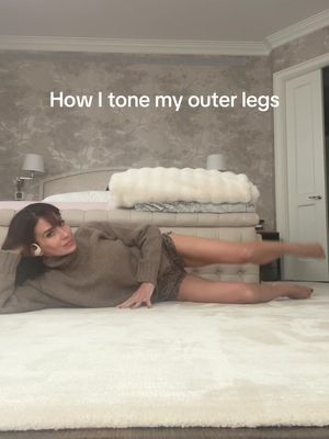 Legs stacked, knees at 3/4 bend First parallel, knee turned in, knee turned out. Stretch. Second side 🌟 3 sets of 5-10 #hilariabaldwin #yoga #exercise #outerthighs 