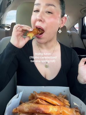 WHERE HAS TURON BEEN ALL MY LIFE?? OMFG!?! 🇵🇭🍌 #turon #filipinofood #filipinotiktok #filipino 
