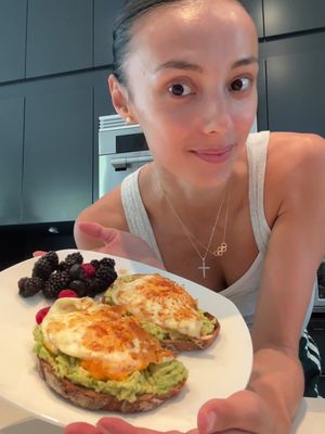 #Ad Come along with me for a day of training - featuring the MVP : eggs! @Get Cracking  Fueling my body to optimize training and performance is so important and that’s why I love eggs! Eggs are the perfect addition to every meal - the protein helps to optimize muscle building and recovery after a long training day. Check out some more other quick and easy recipes at eggs.ca! #EggsAnytime