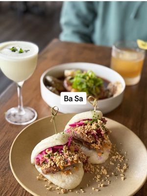 A gem on Bainbridge Island! If you’re on Bainbridge, make a stop at Ba Sa Asian-fusion bites, incredible cocktails (the White Silk is a must!), and a beautiful, dog-friendly patio. The perfect spot to stop in for apps and drinks on a sunny day! #bainbridgeisland #bainbridgeislandfood #seattlefoodie #seattlefood  