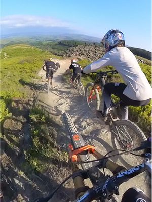 when all your friends load into the same server 🥳 @Gee Atherton #bikelife #mtb #downhillmtb #mountainbiking 