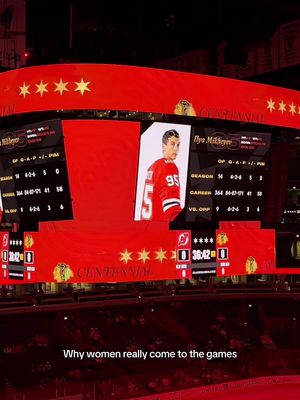 Go sports!!!! 🏒  #blackhawks #chicagoblackhawks #chicagotiktok #hockey #unitedcenter 