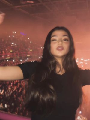 J’ai l’air chill sur cette vidéo mais je crois que Julia ne m’a jamais vu autant hurler qu’à ce concert mdr