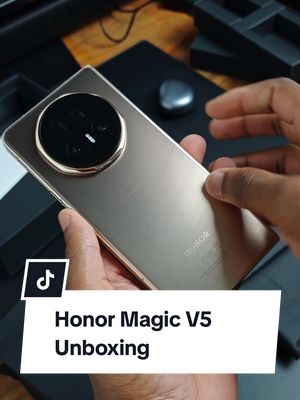 Honor Magic V5 Looks Amazing In Gold #honor #magicv5 #foldablephone #Tech #techtok @HONORZA 