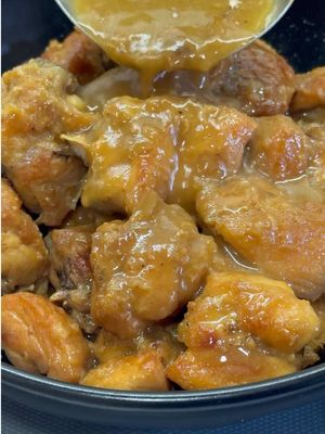 Un riquísimo pollo guisado casero! Plato fácil, sencillo y muy económico apúntate este pollo en salsa porque vas a alucinar. Utilizamos contramuslos de pollo, así nos van a quedar mucho más jugosos y tiernos, con una salsa espesita con todo el sabor. Prepara mucho pan y disfruta, vas a triunfar con tus invitados o familia… ya me lo dirás! • INGREDIENTES: 8 contramuslos de pollo  1 cebolla 4 dientes de ajo 2 hojas de laurel 80 ml. vino blanco 300 ml. caldo pollo • PICADA: 2 rebanadas de pan 3 dientes ajo Un puñado almendras • Sella con contramuslos de pollo troceados, salpimenta al gusto y reserva. En ese mismo aceite añade la cebolla y ajos picaditos déjalos pochar bien mientras desglasas el fondo del recipiente. Entonces incorpora el pollo sellado, las hojas de laurel y vino blanco. Deja que el alcohol se evapore antes de incorporar el caldo de pollo, cocina todo durante 20 minutos. Espesa la salsa incorporando una picada de pan frito, ajos y almendras.