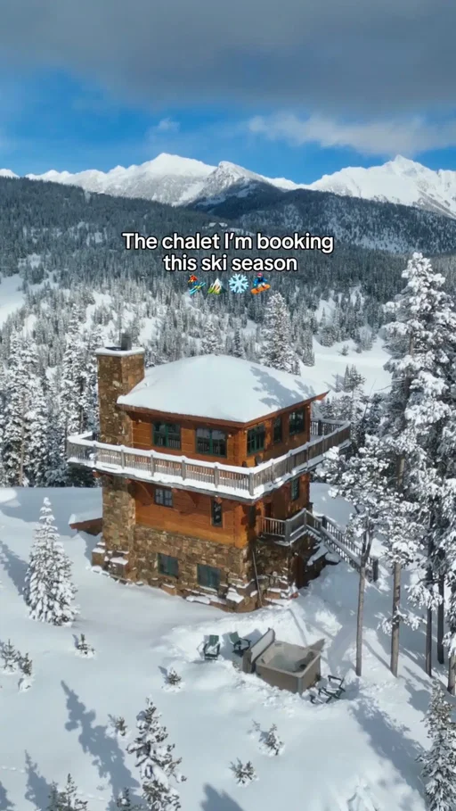 📍Big Sky, Montana 🔗 Link in bio to book 🔎 “Luxury Mountaintop Home” #vrbo #vacationrental #bigskymontana #skiseason #chalet 
