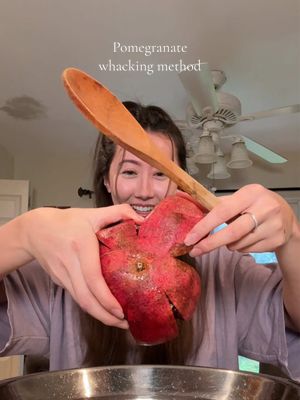 Pomegranate whacking method!🥄 there needs to be a pomegranate emoji #pomegranatehack #peelingpomegranates #pomegranategirl #pomegranateseason #fallfruit 