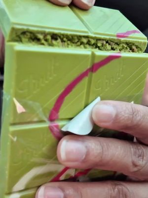 NEUE LIMITED EDITION LINDT TOKYO STYLE CHOCOLADE 💚🍓🍫 (Strawberry Matcha) Diesen Samstag, 15.11. um 10Uhr im Lindt Home of Chocolate in Kilchberg lancieren wir die limitierte Lindt Tokyo Style Chocolade! 🍓🍵 Verpasst diese Gelegenheit nicht !!! Diese Kombination ist creamy, crunchy und einfach CRAZY GUT!!! 🤯🍫 Sehen wir uns dort? 💚 #lindtswitzerland #matcha #strawberrymatcha #tokyostylechocolade NOUVELLE ÉDITION LIMITÉE LINDT TOKYO STYLE CHOCOLADE 💚🍓🍫 (Strawberry Matcha) Ce samedi 15 novembre à 10h, nous lançons le Lindt Tokyo Style Chocolade en édition limitée à la Lindt Home of Chocolate à Kilchberg ! 🍓🍵 Ne manquez pas cette occasion !!! Cette combinaison est crémeuse, croquante et tout simplement INCROYABLEMENT BONNE !!! 🤯🍫 On se voit là-bas ? 💚