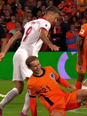 When club brotherhood meets national rivalry. 😁 @fcbarcelona 👀 #NothingLikeOranje #POLNED 🇵🇱🇳🇱
