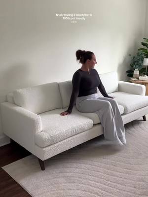 Don’t worry, your pets are totally meant to be on our sofas. Our durable fabric is made for all of the post-work snuggles.  🔎+🎥: Lido 86” Sofa in Snow Performance Bouclé custom crafted for @ash 
