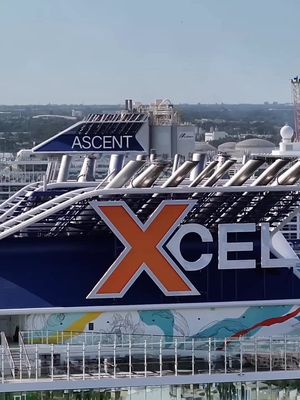 The sisters meet at Port Everglades! As always, the eldest arrives bright and early while the youngest sails in with an entrance 👯‍♀️